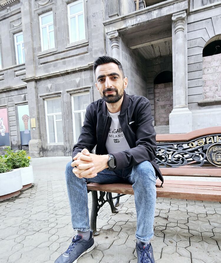  46398224  Hovhannes, 34 ,    