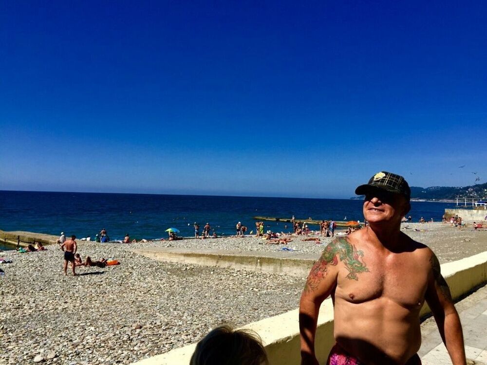 Знакомство мужчин сочи. Парни Сочи. Мужчина в Сочи. Мужик в Сочи. Мужчины на пляже в Сочи.