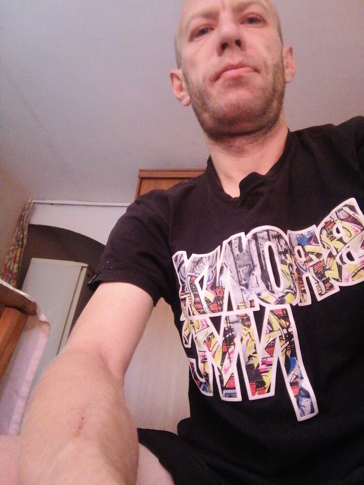  23722114  Anton, 37 ,     
