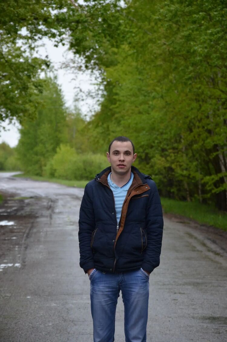  26926244  Viktor, 33 ,    