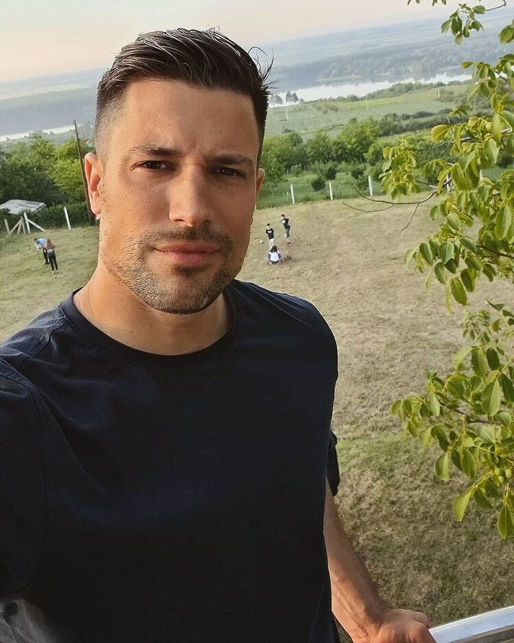  38996044  Aleksej, 43 ,    