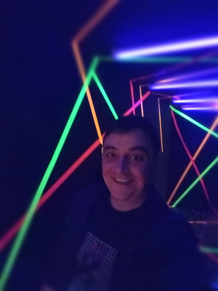  19143274  Iurii, 40 ,    