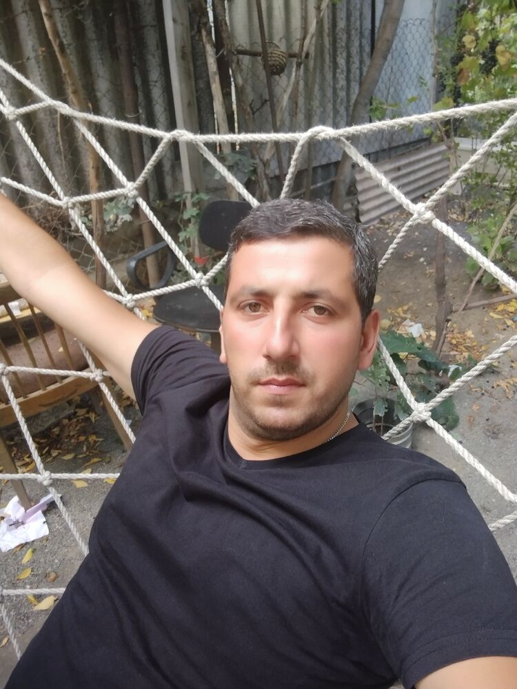  37105924  Alex, 39 ,    