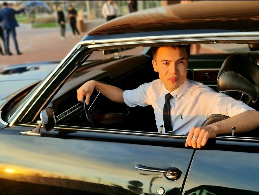  41370534  , 32 ,    Anna