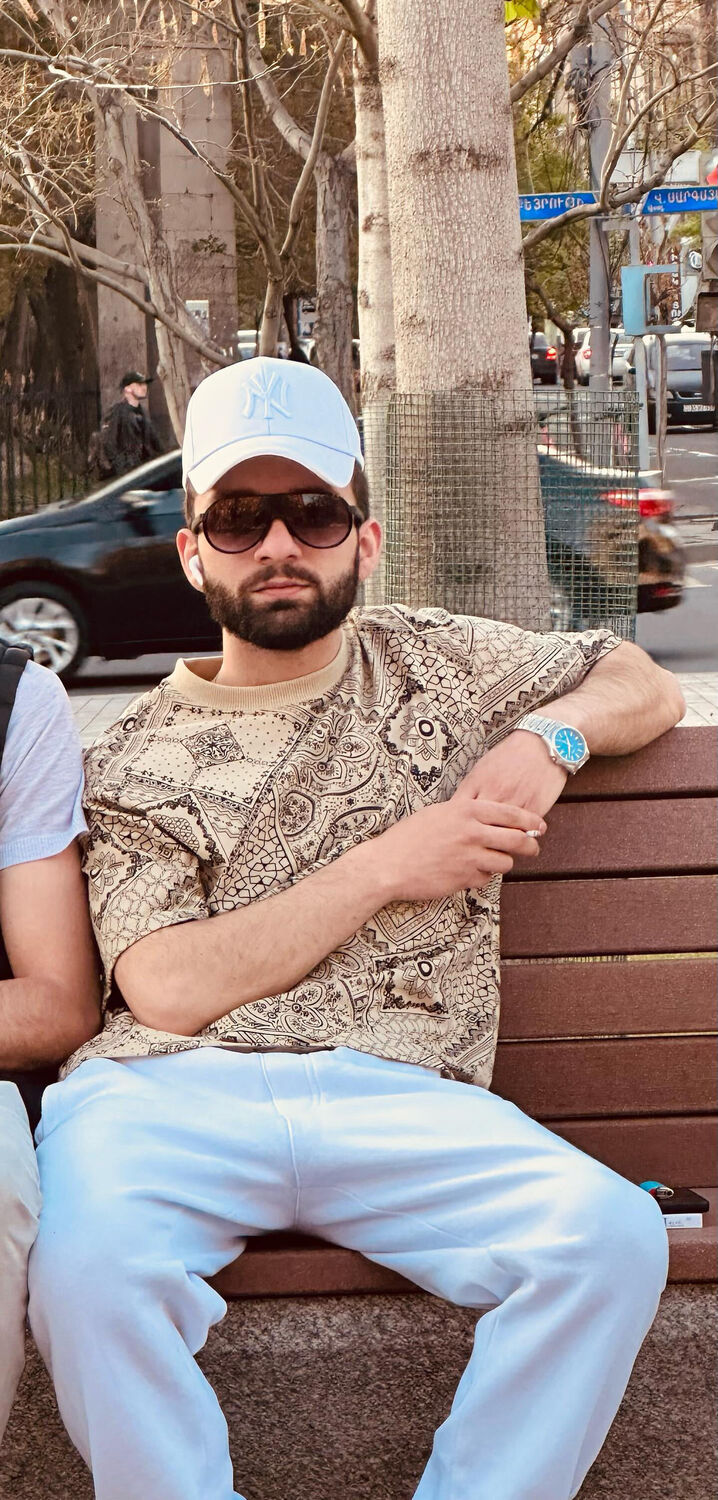  37112634  Hrach, 25 ,    