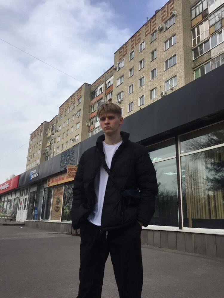  37131584  Alex, 21 ,    