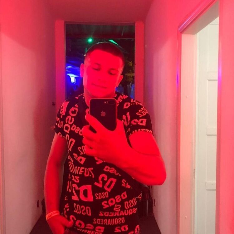  27017164  Vlad, 21 ,    