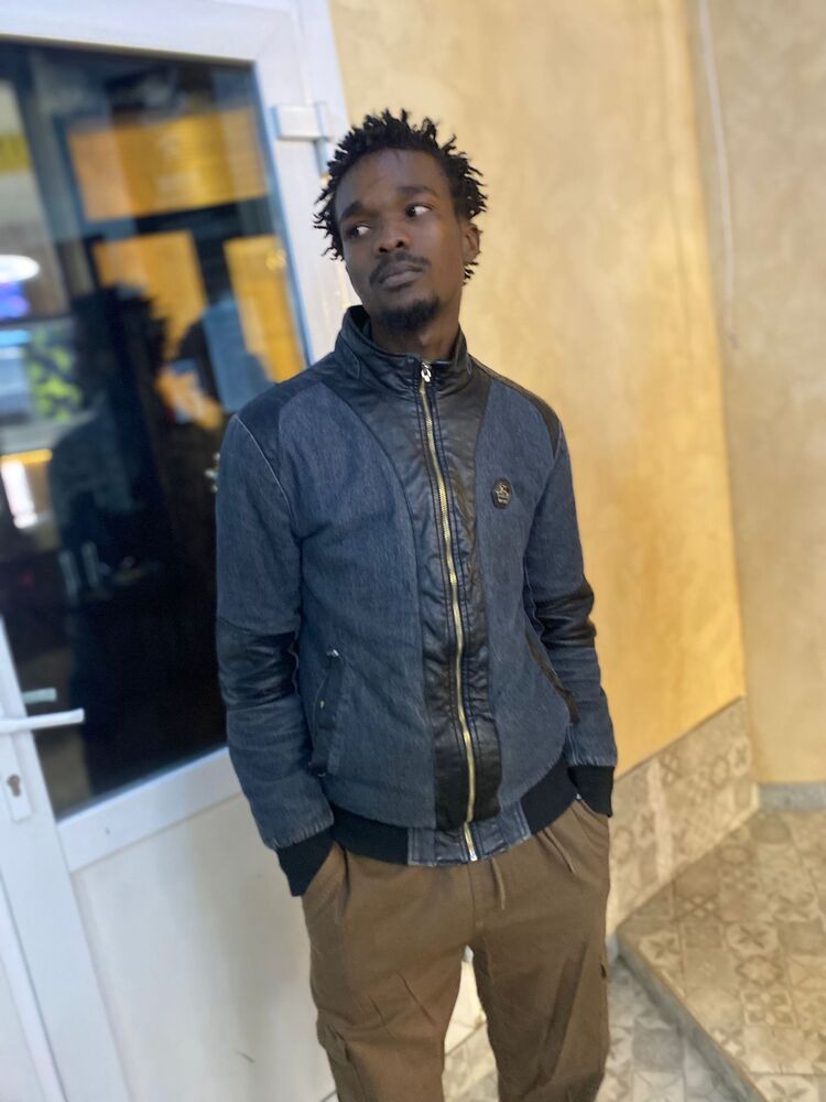  48687054  Nasirou, 31 ,    