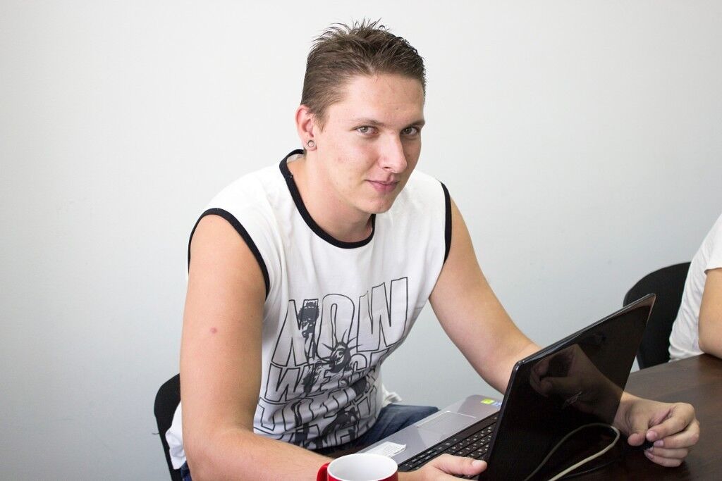  15800394  Viktor, 35 ,     