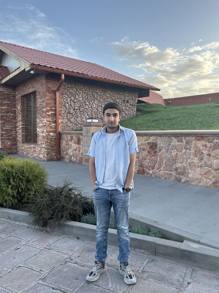  46259844  Arman, 19 ,    