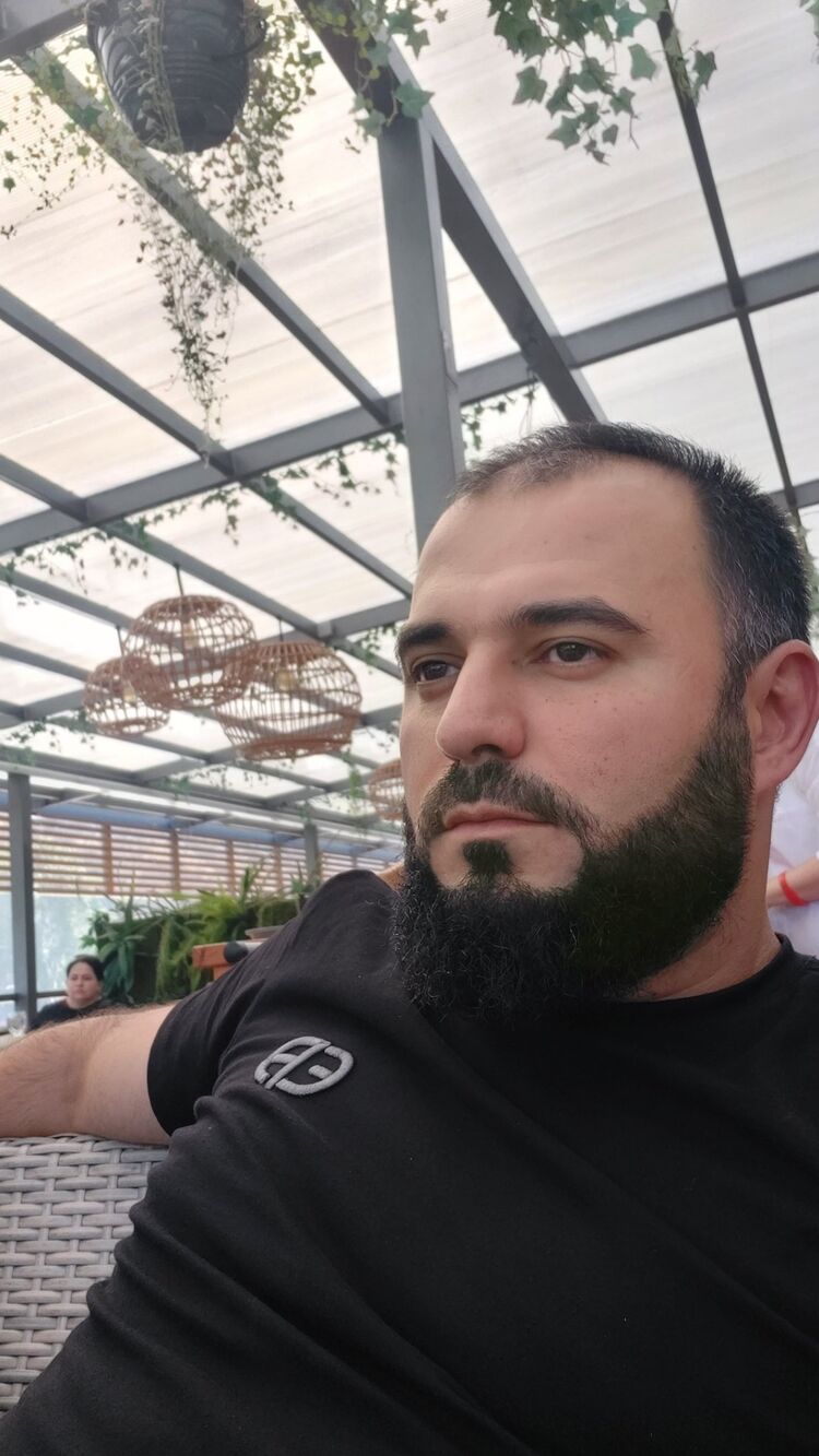  31019584  Mikail, 38 ,    