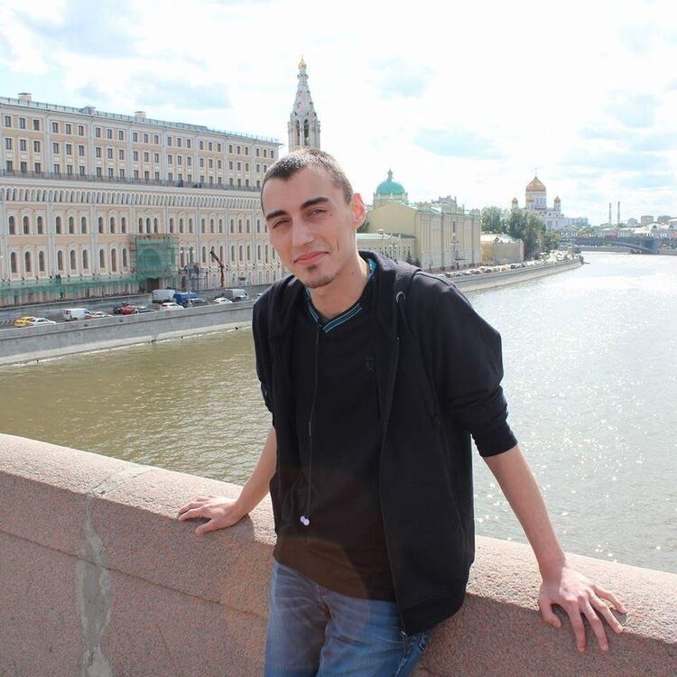  ,   Maxim, 32 ,   ,   , c 