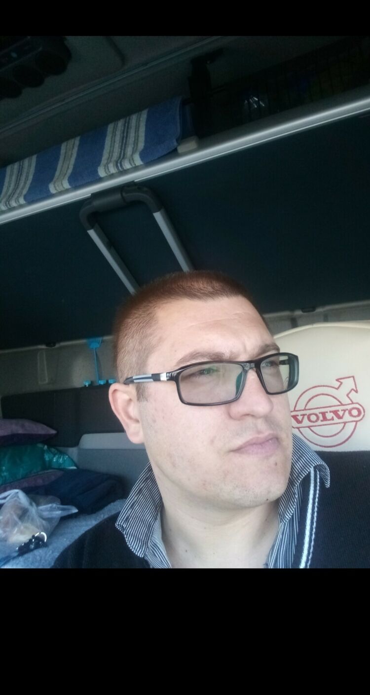  32294334  Eduard, 42 ,    
