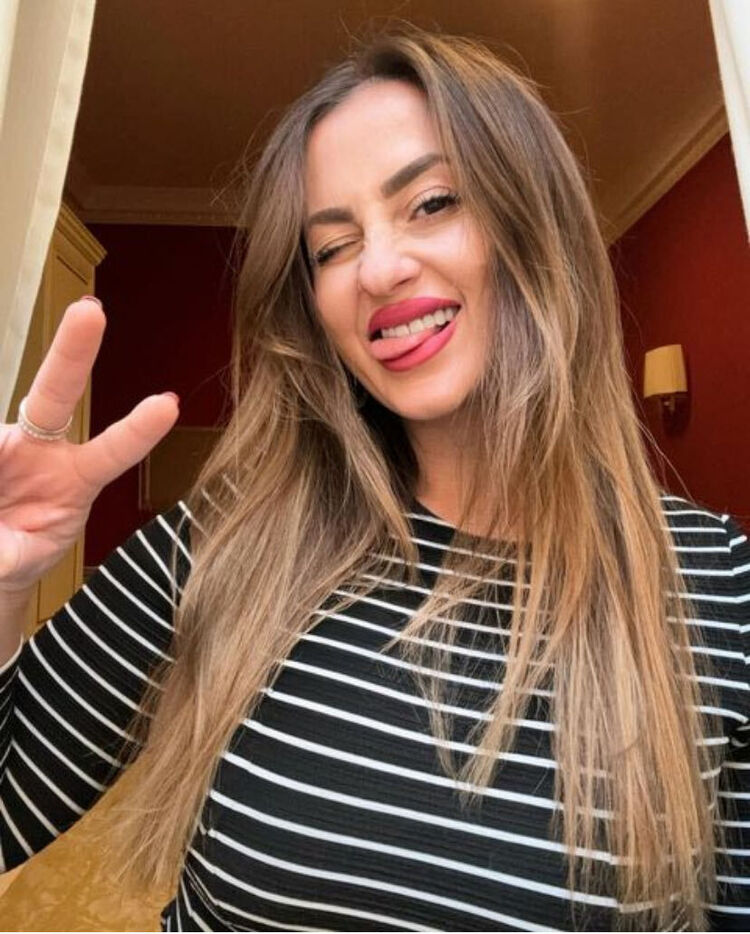  44824264  Arianna, 47 ,    