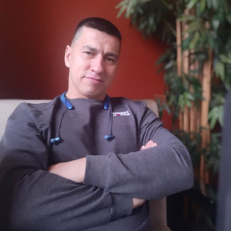  46161164  Denis, 40 ,    