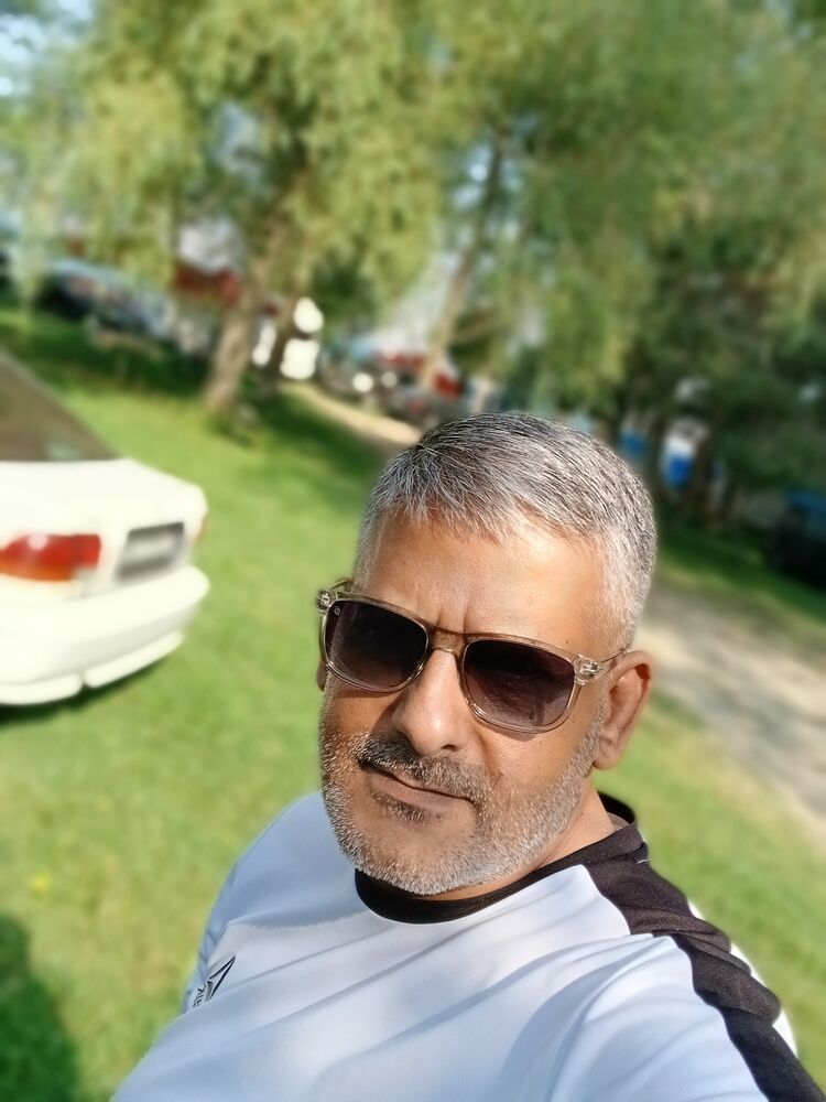  54756394  Hayk, 46 ,    