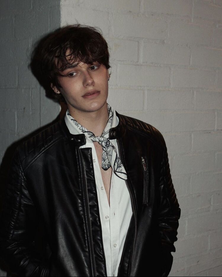  36586854  Andrej, 23 ,    