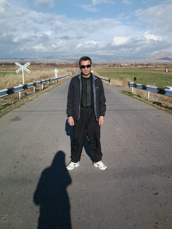  10460754  Armen, 48 ,    
