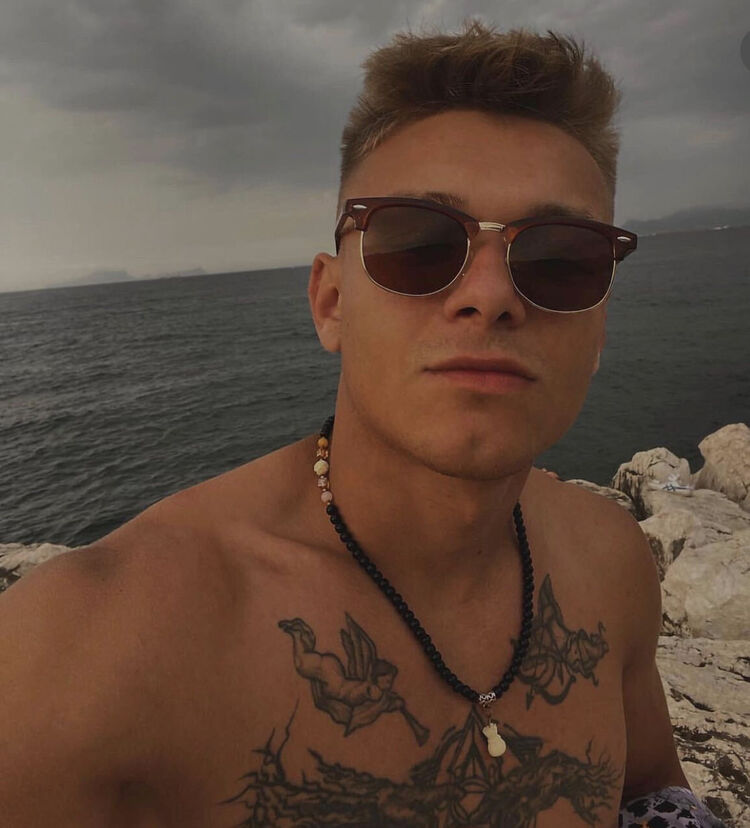  28984534  Denis, 26 ,    