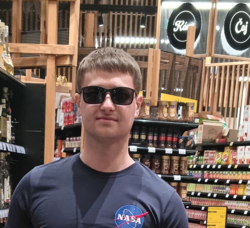  49572934  Petro, 31 ,    