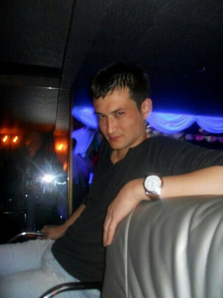  20679724  Viktor, 44 ,    