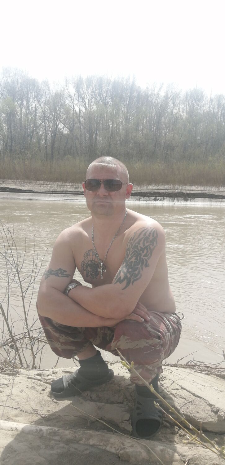  38030754  Pavel, 36 ,    