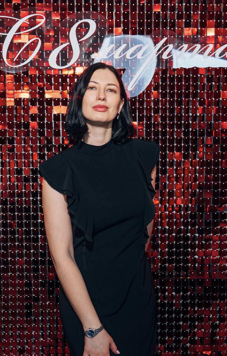  ,   Vikki, 29 ,  