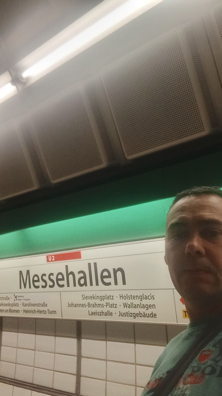  53165514  Milan, 38 ,    
