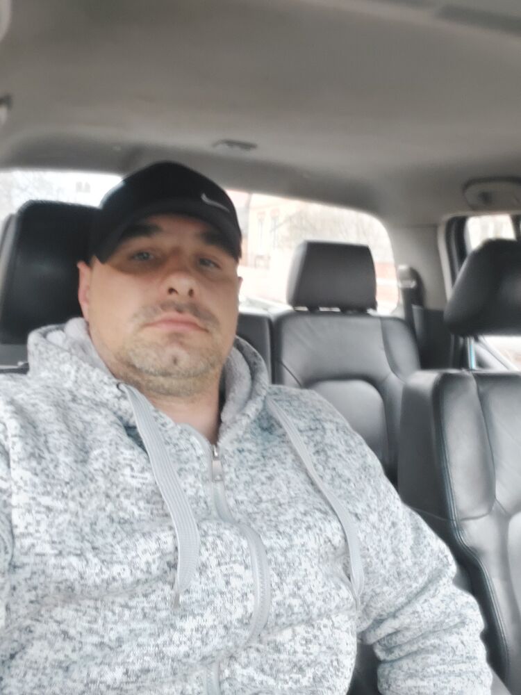  ,   Viktor, 35 ,   ,   