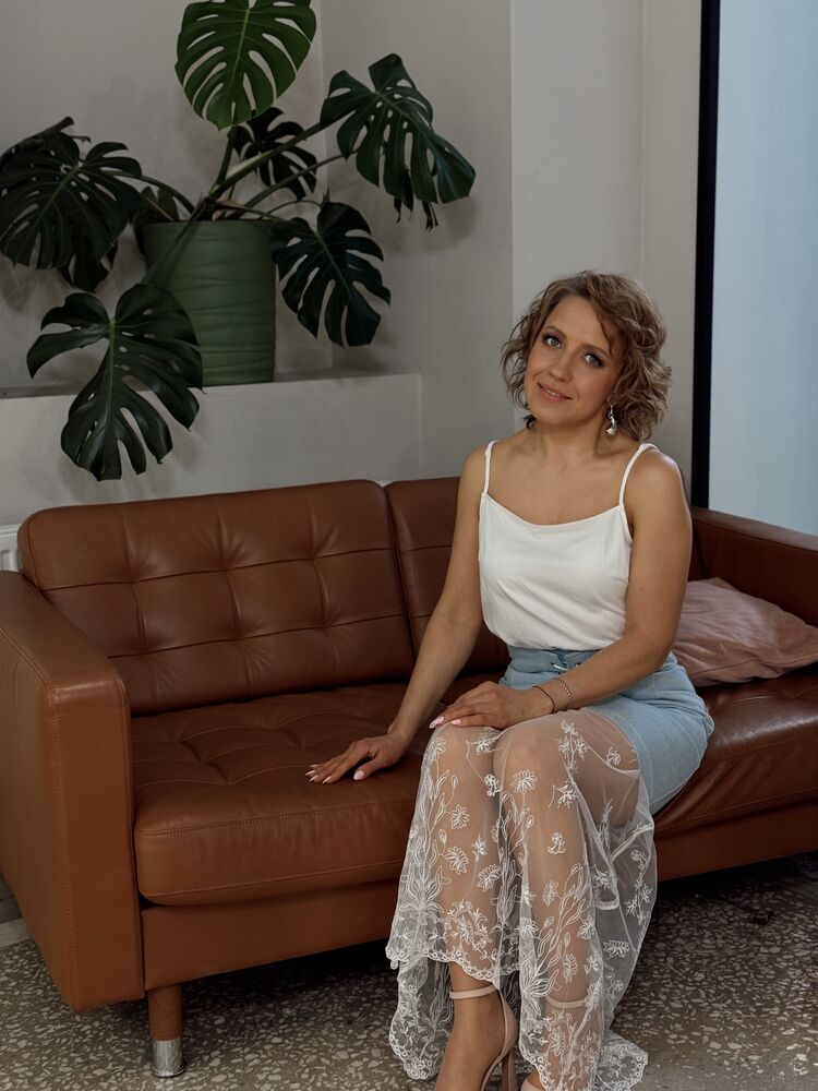  ,   Lora, 43 ,     , c 