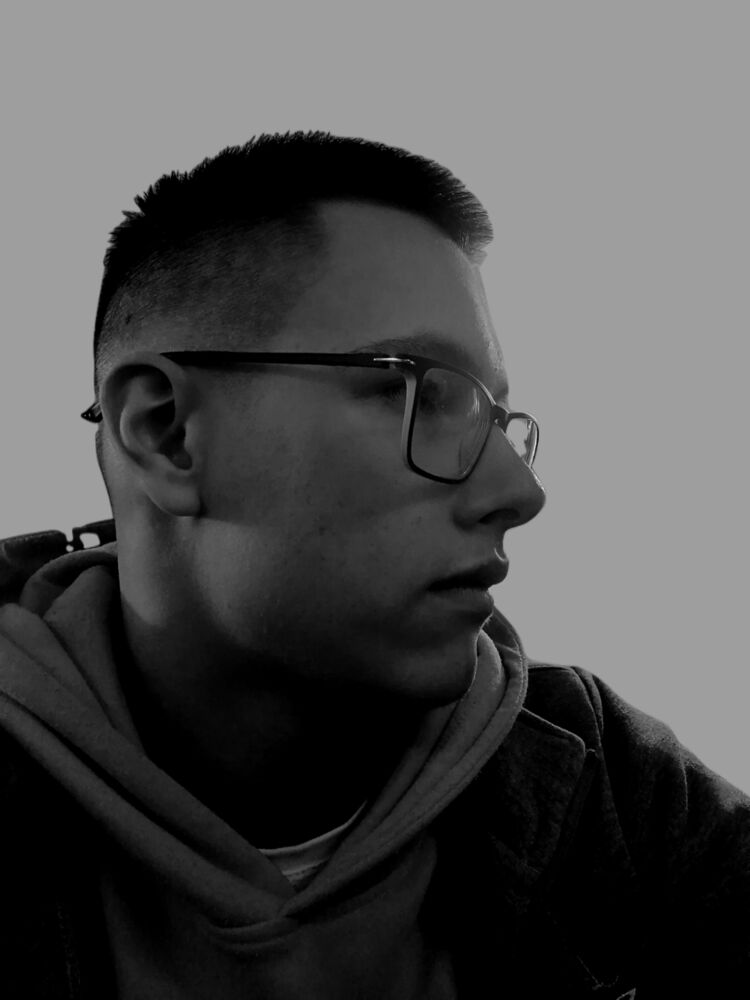  30832604  Daniil, 23 ,    