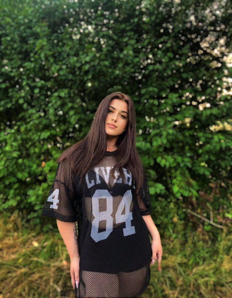  -,   Adriana, 22 ,  