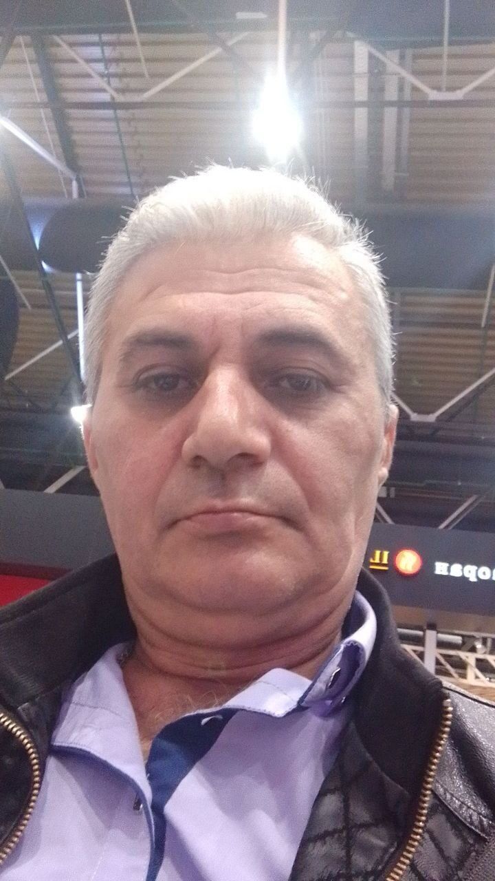  51904344  Artur, 53 ,    