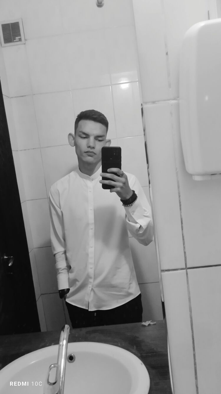  44644834  Viktor, 21 ,    