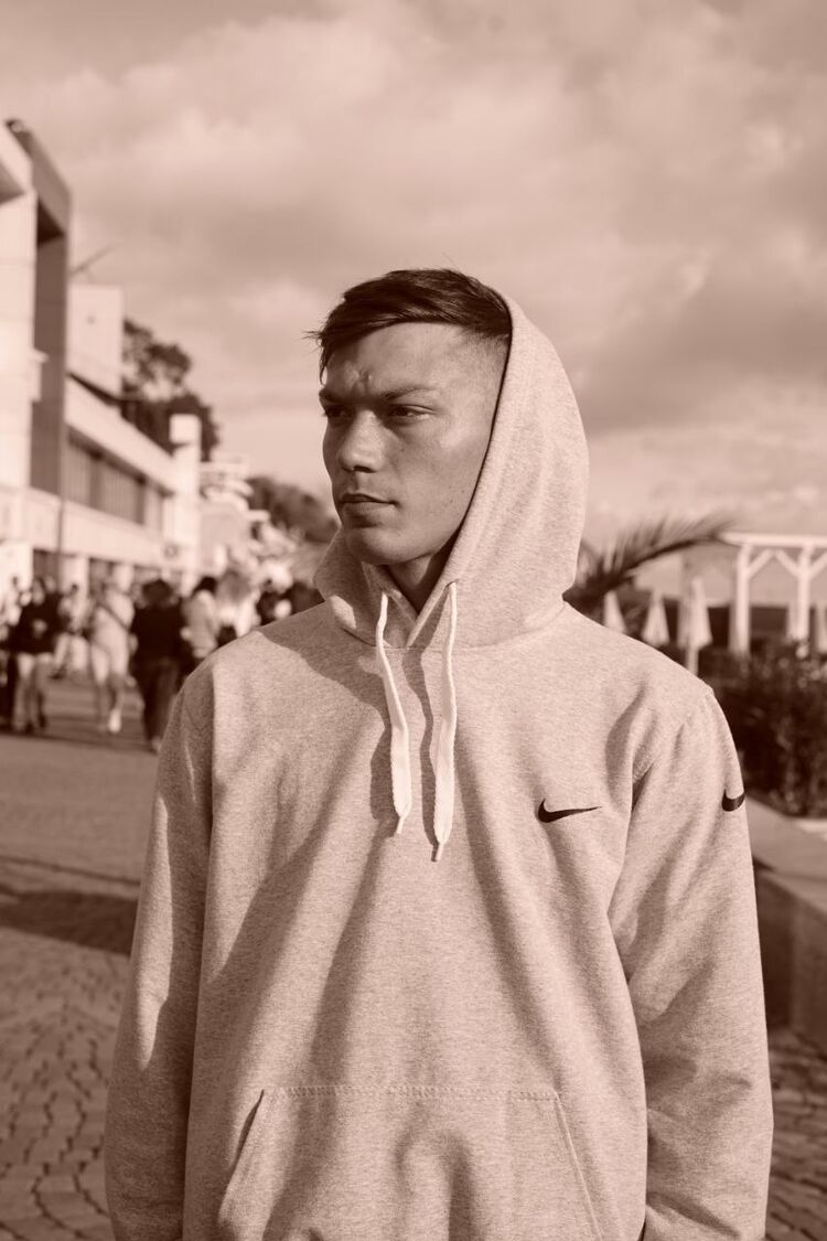  43289214  Denis, 26 ,    