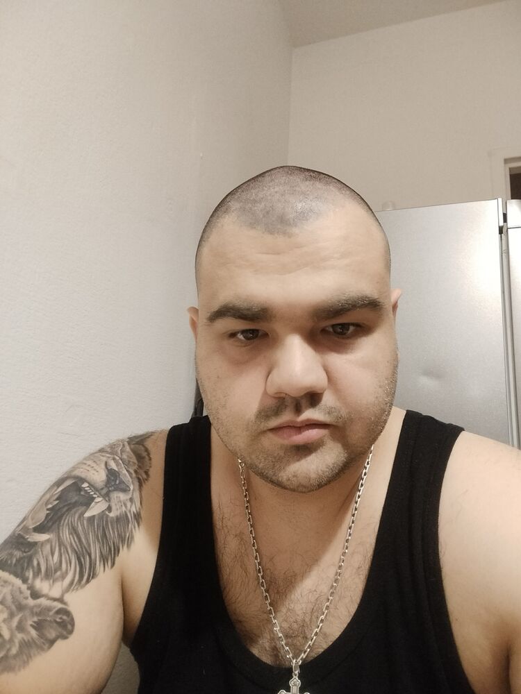  44564824  Eduard, 33 ,    