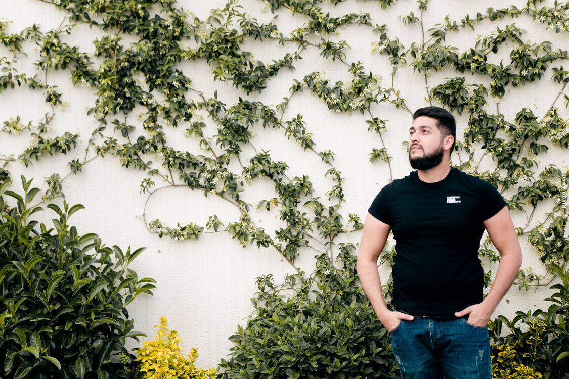  23734604  Rufat, 33 ,    