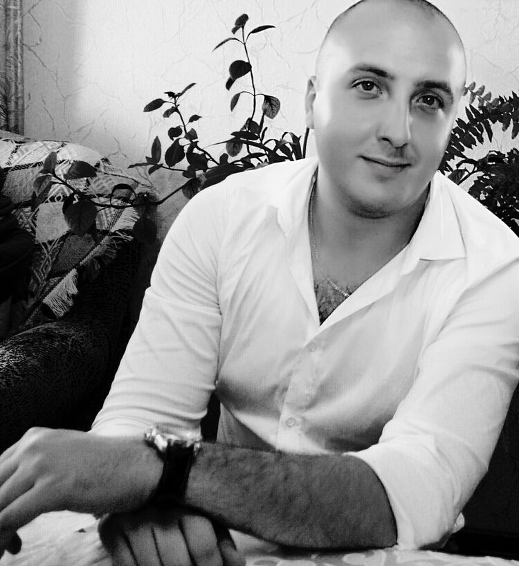 ,   Valentin, 37 ,  