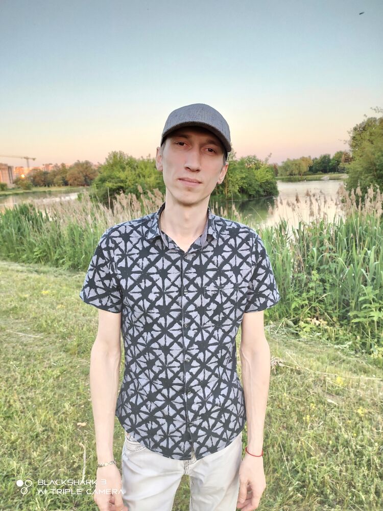  37781724  Artjom, 34 ,    