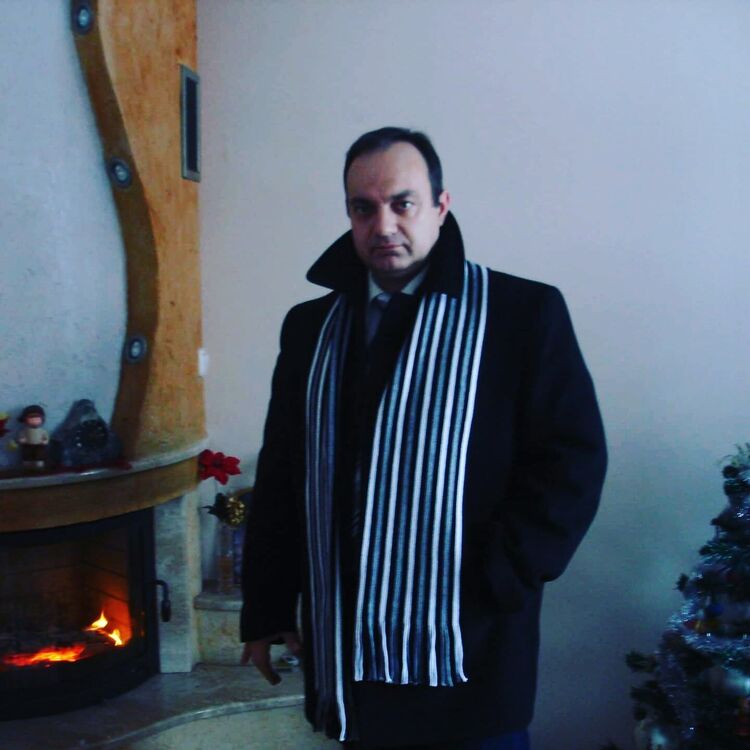  41280834  Henryk, 48 ,    