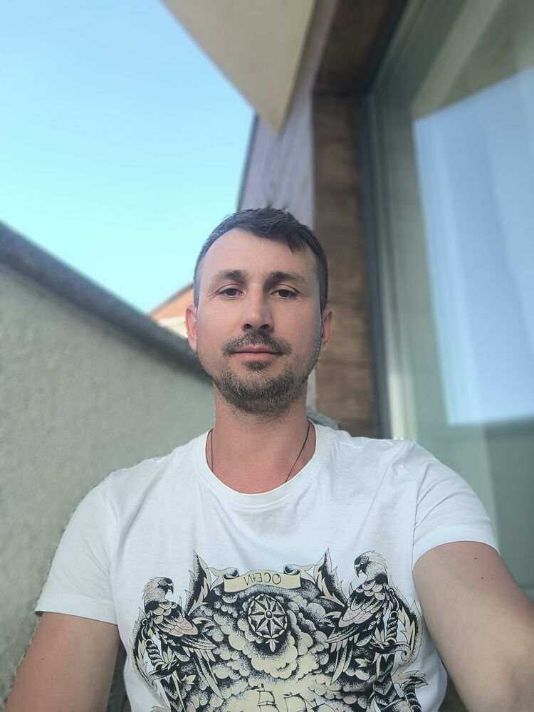  52517824  Stanislav, 40 ,    
