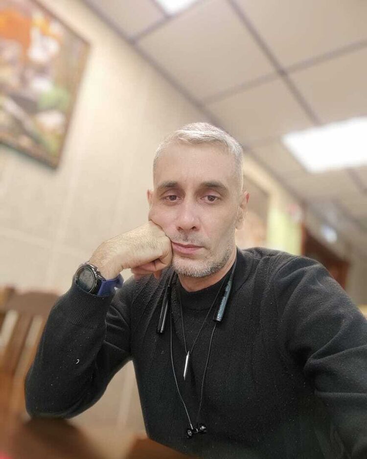  40255734  Alex, 42 ,    