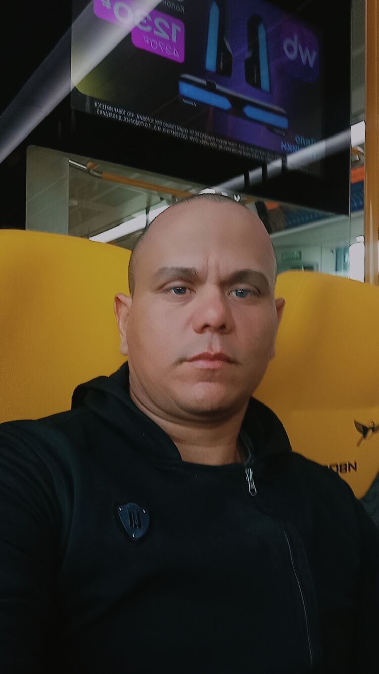  50374374  Luis, 34 ,    