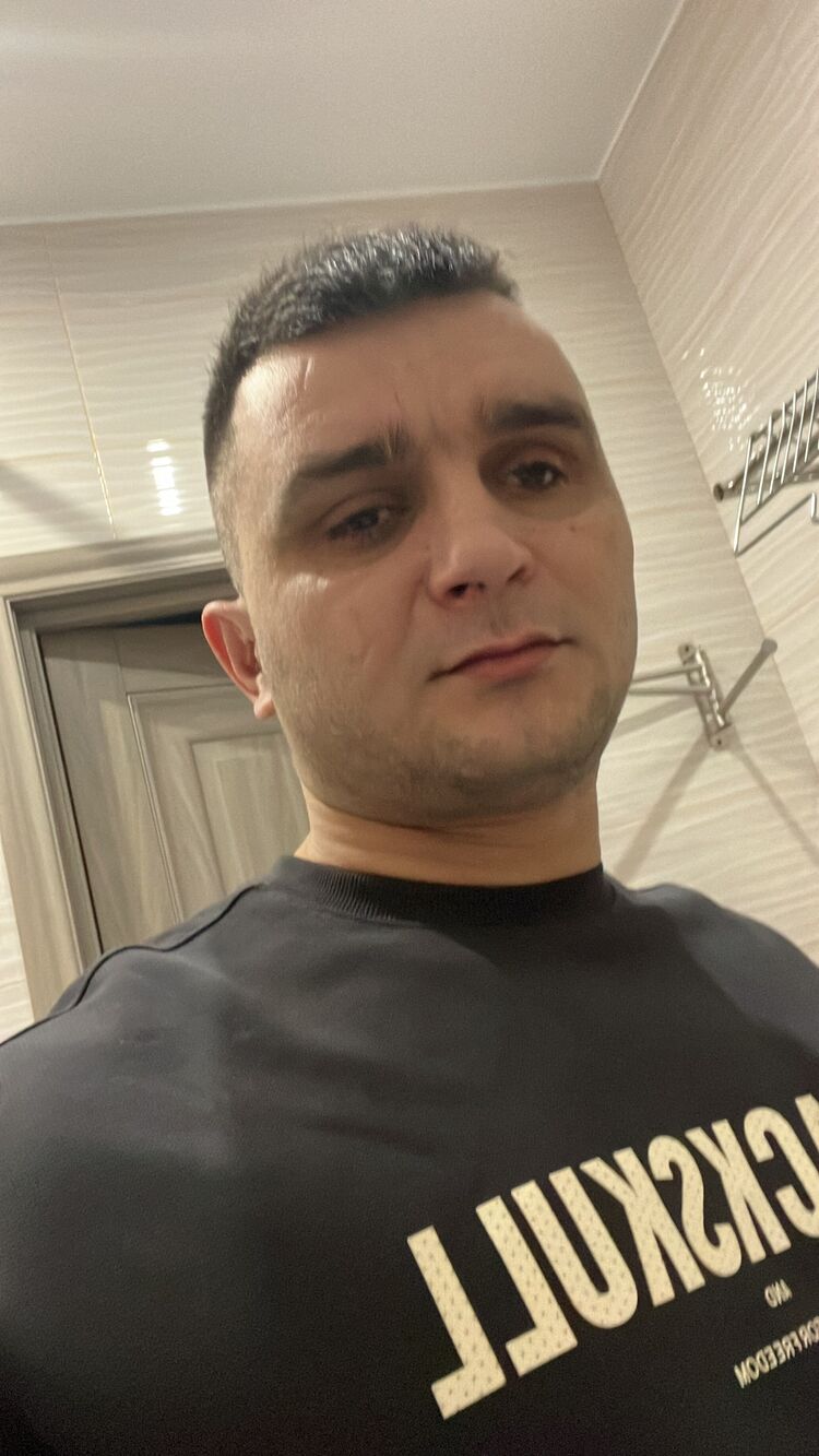  52597444  Eduard, 33 ,    