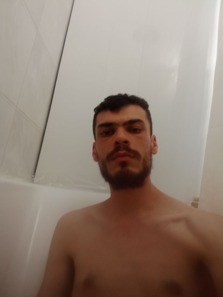 43074064  Robert, 28 ,    