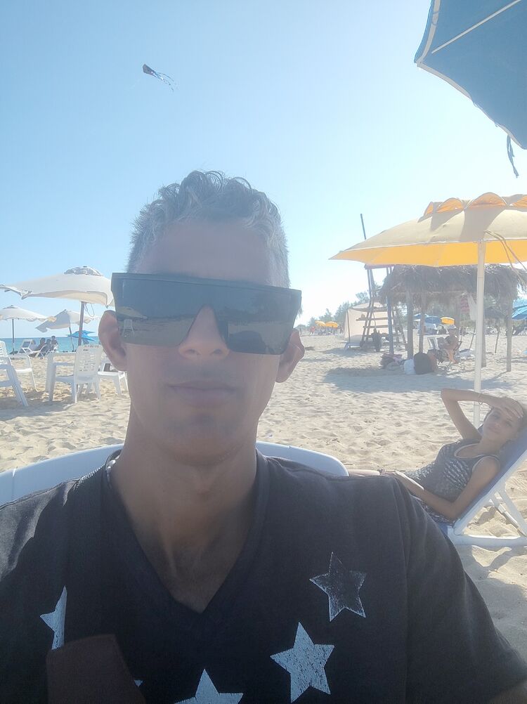  ,   Rafael, 40 ,  