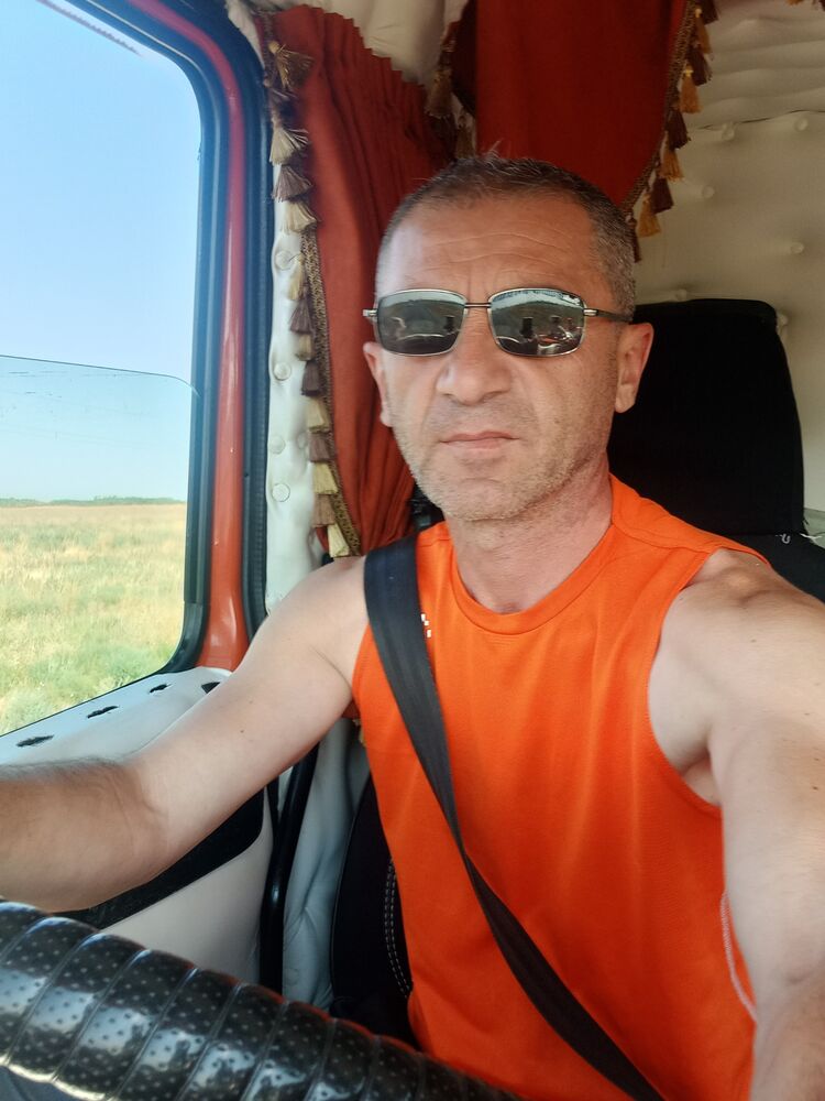  45176444  Misho, 52 ,    