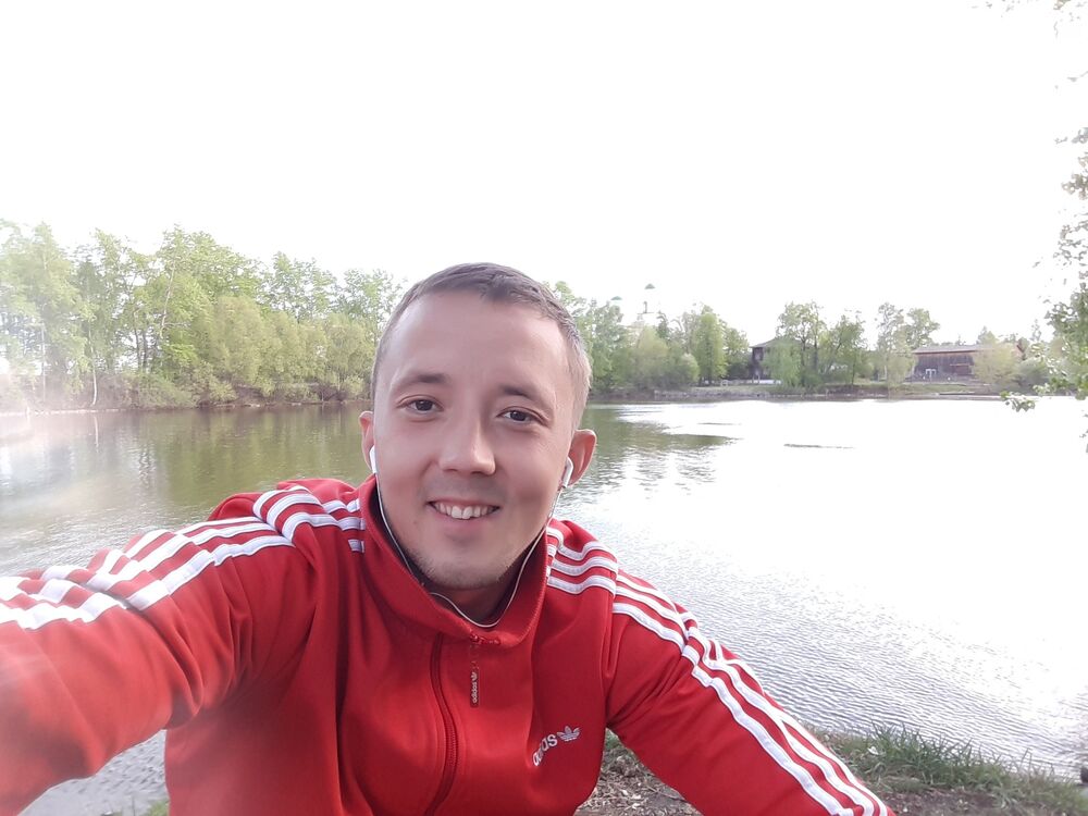  30811924  Petr, 32 ,    