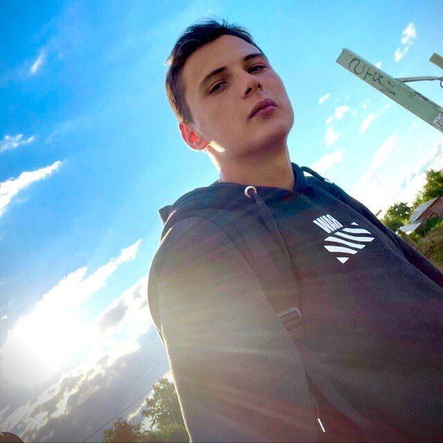  26902474  Jenias, 24 ,    