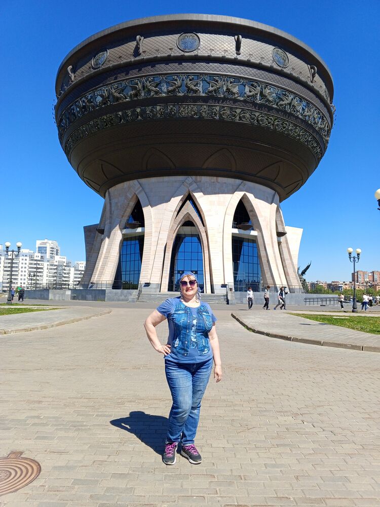  43490674  Viktoria, 48 ,    